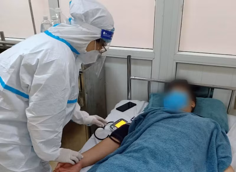Bác sĩ kiểm tra sức khoẻ cho bệnh nhân. Ảnh: BV.
