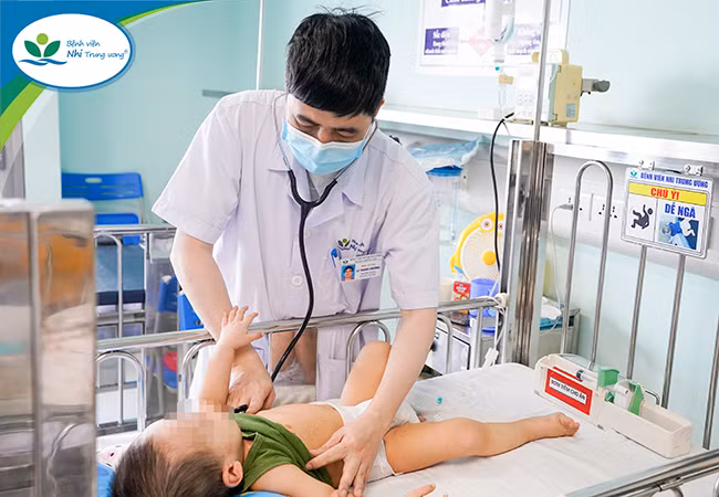 BSCKII. Lê Thanh Chương – Trưởng Khoa Hồi sức Hô hấp – Trung tâm Hô hấp, Bệnh viện Nhi Trung ương trực tiếp thăm khám cho bệnh nhi. Nguồn: BV.