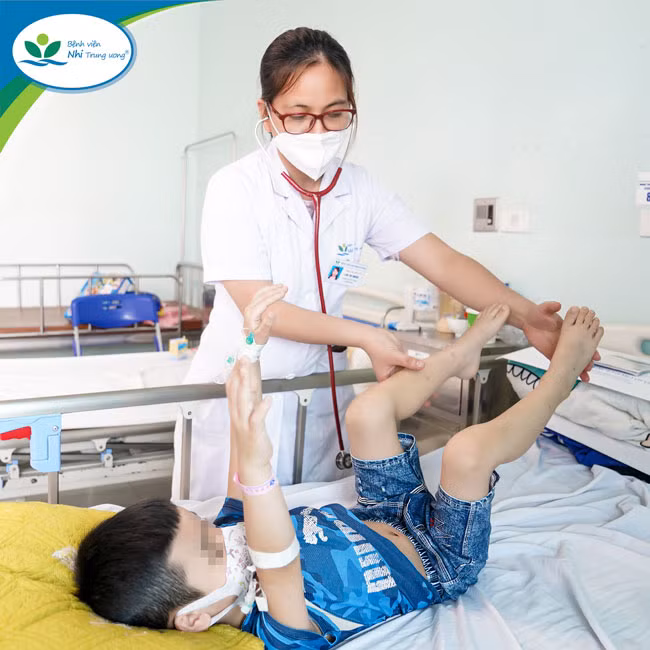 Bác sĩ thăm khám sức khoẻ và chức năng vận động cho B.N tại Khoa huyết học lâm sàng. Nguồn: BV.