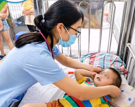 Số lượng trẻ mắc Tay chân miệng đang có chiều hướng gia tăng. Nguồn: BV.