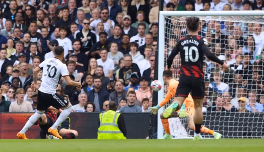 Carlos Vinicius ghi bàn gỡ hòa 1-1 cho đội nhà Fulham.