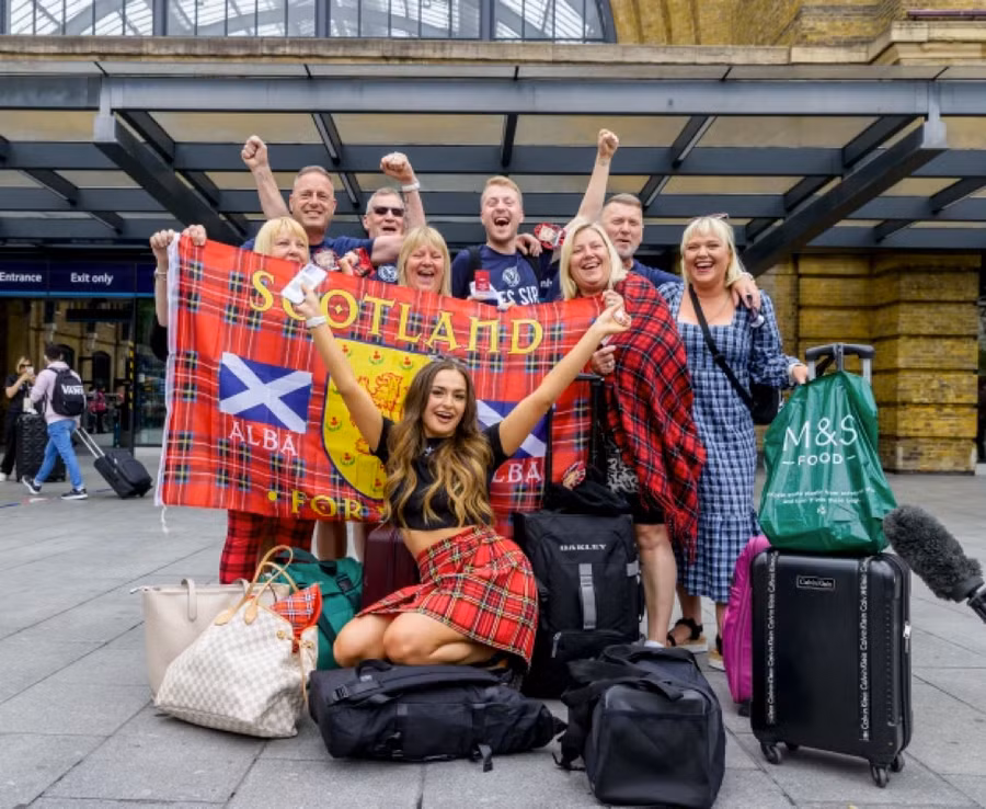 Nhóm cổ động viên trong trang phục tartan trên phố London