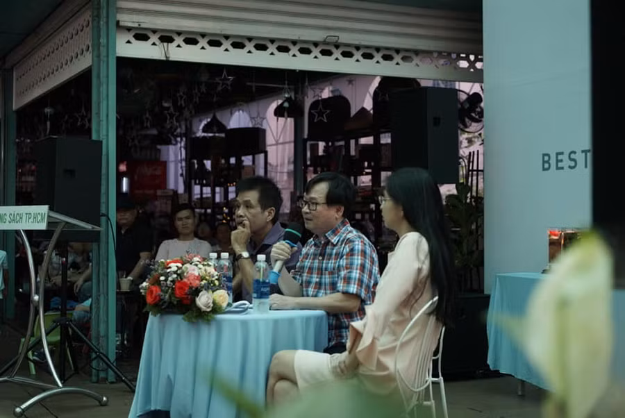 Nhà văn Nguyễn Nhật Ánh trò chuyện trong buổi lễ vinh danh tác giả có sách bán chạy nhất năm 2018.