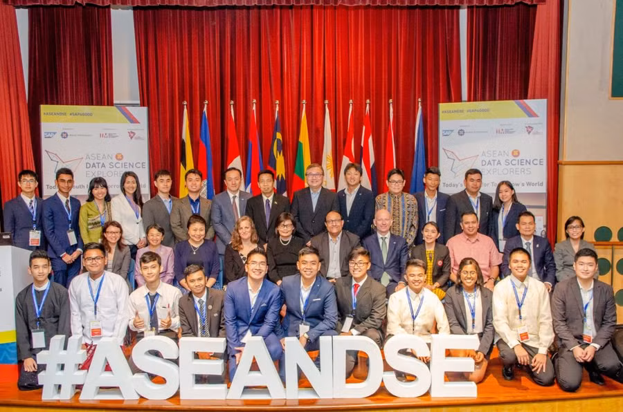 Các vị khách mời và thí sinh chụp ảnh lưu niệm tại chung kết ASEANDSE 2018 được tổ chức tại Singapore