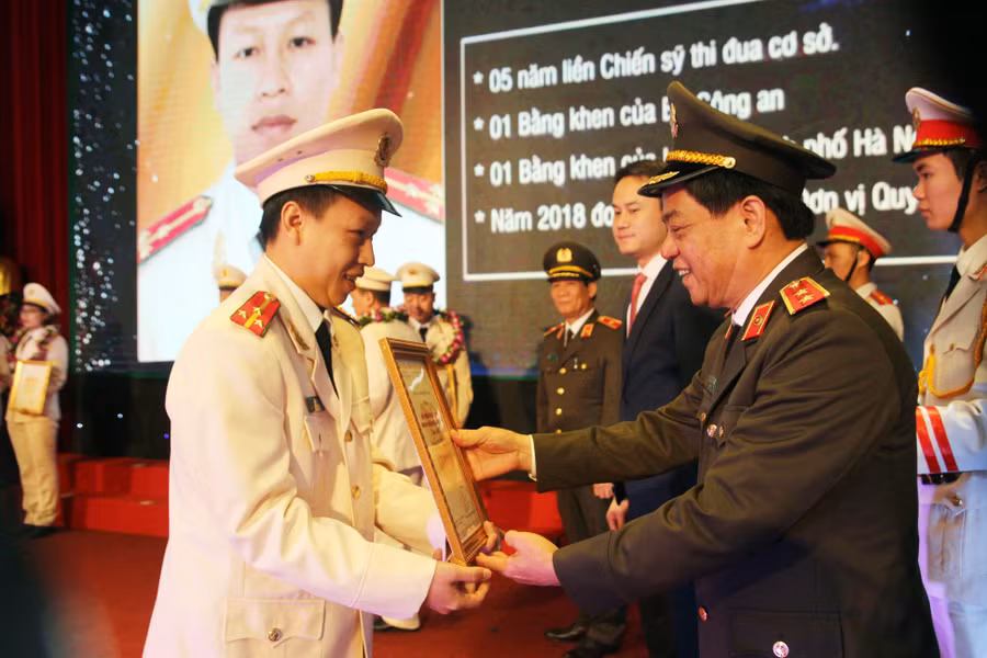 Trung tướng Đoàn Duy Khương, Giám đốc CATP Hà Nội trao Chứng nhận cho gương mặt trẻ xuất sắc tiêu biểu CATP 2018.
