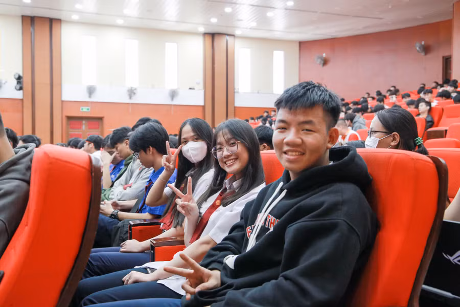 Các học sinh rất thích thú trải nghiệm tại ngày hội.