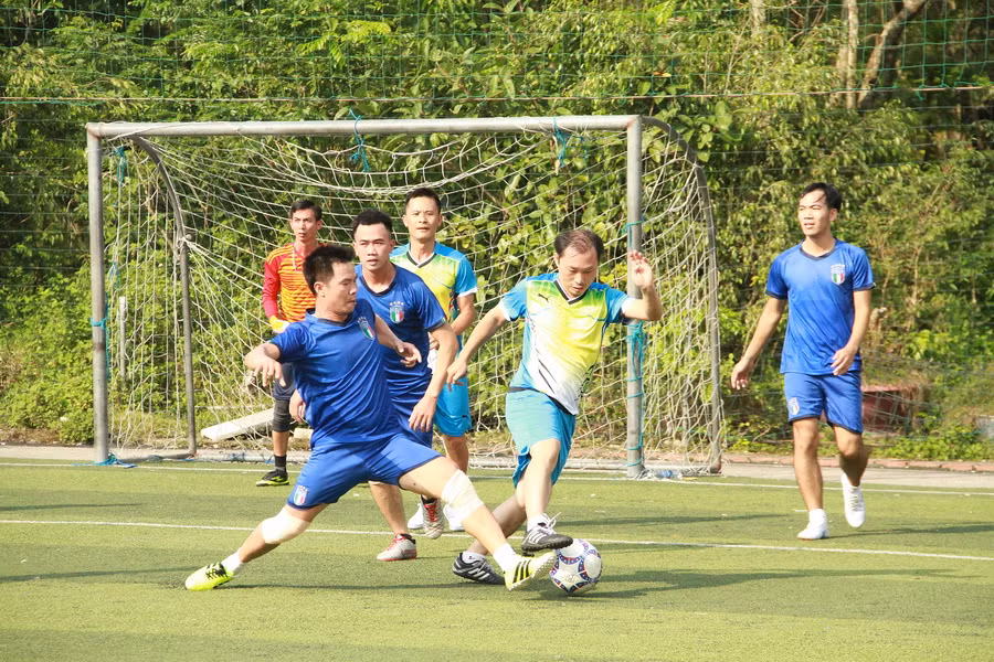 Pha lấy bóng đẹp mắt của cầu thủ đội Từ Sơn trong trận gặp đội Lương Tài