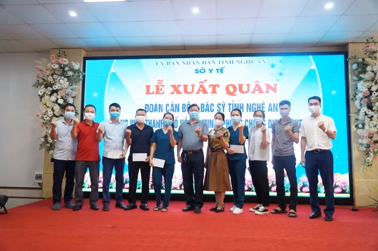 Cán bộ Bệnh viện Ung bướu Nghệ An quyết tâm trong lễ xuất quân.