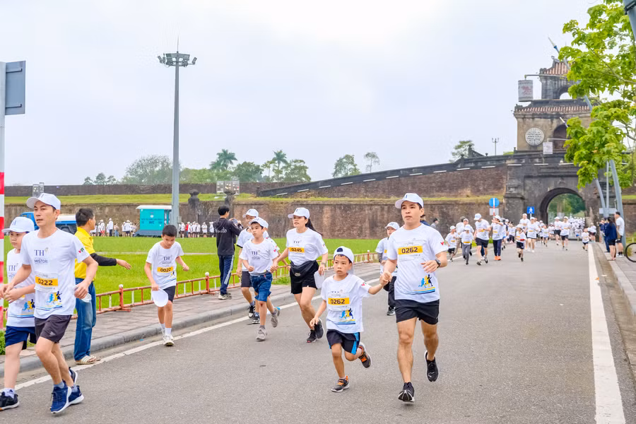 Các vận động viên tham gia giải chạy ở nhiều cự ly: 3km dành cho sinh viên nam và nam sinh THPT; 1,5km dành cho nam sinh THCS, sinh viên nữ, nữ sinh THPT và nữ sinh THCS.