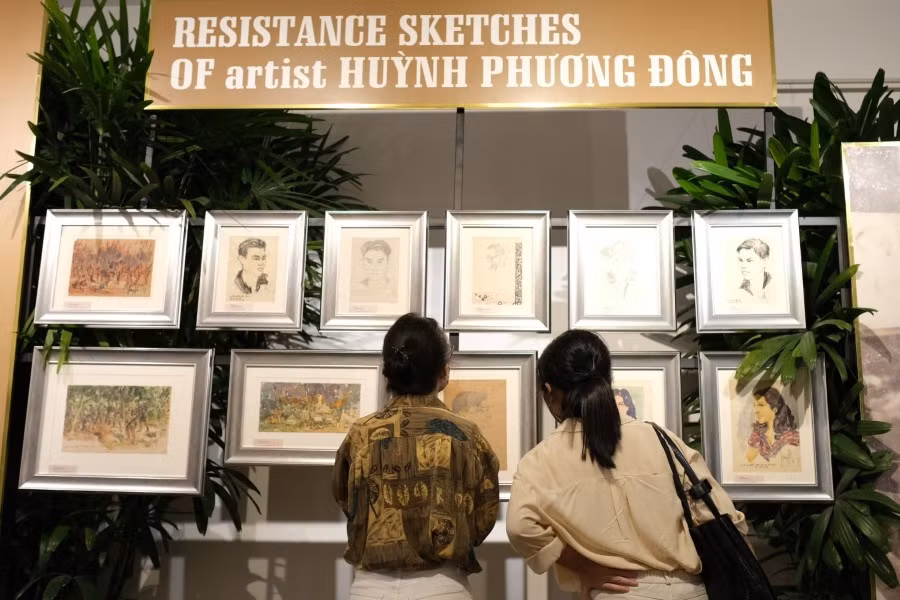 Triển lãm “Bên chiến hào” hướng tới kỷ niệm 47 năm Ngày Giải phóng miền Nam. Triển lãm trưng bày 97 bức tranh chưa từng công bố của họa sĩ Huỳnh Phương Đông.