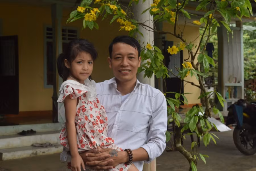 Anh Sáu thường xuyên vận động kinh phí từ người thân, bạn bè để ủng hộ người nghèo.