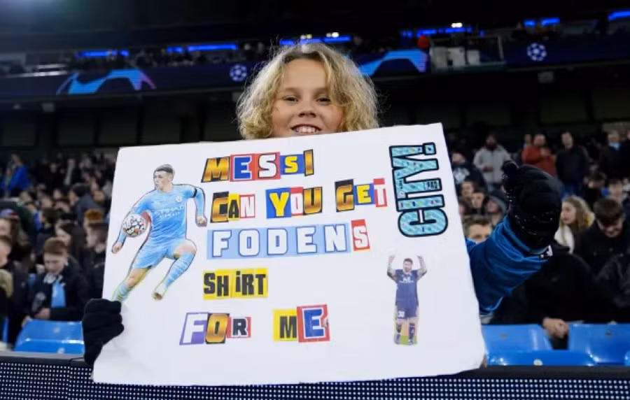 Messi bị fan trẻ của Man City chế giễu.