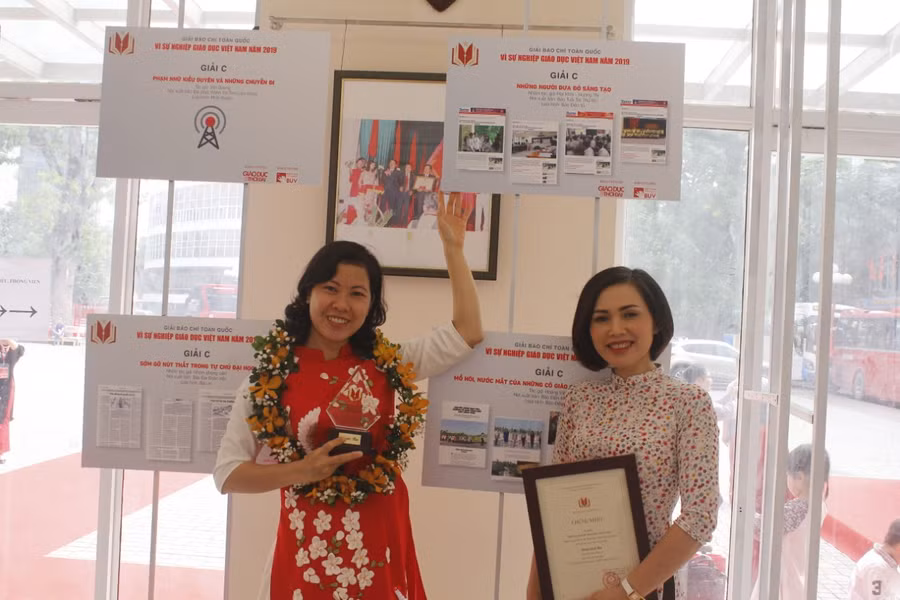 Nhà báo Đinh Thị Tuyết Mai (phải) và đồng tác giả trong lần nhận giải báo chí vì sự nghiệp Giáo dục Việt Nam năm 2019 Ảnh: NVCC.