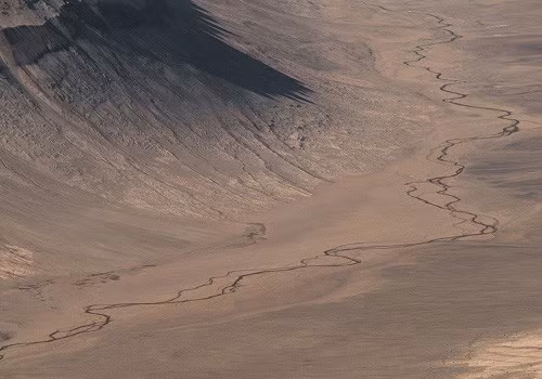 Hệ thống thung lũng khô (Dry Valleys) ở Nam Cực là một trong những nơi khắc nghiệt nhất thế giới, với điều kiện thời tiết khô hanh, ít mưa, không khí lạnh thấu xương, gió thổi qua thung lũng có thể có sức mạnh hơn 300 km/h. Đây là điểm tương đồng với vùng đồng bằng lộng gió, lạnh và khô trên sao Hỏa. 9-4595-1418268409.jpg