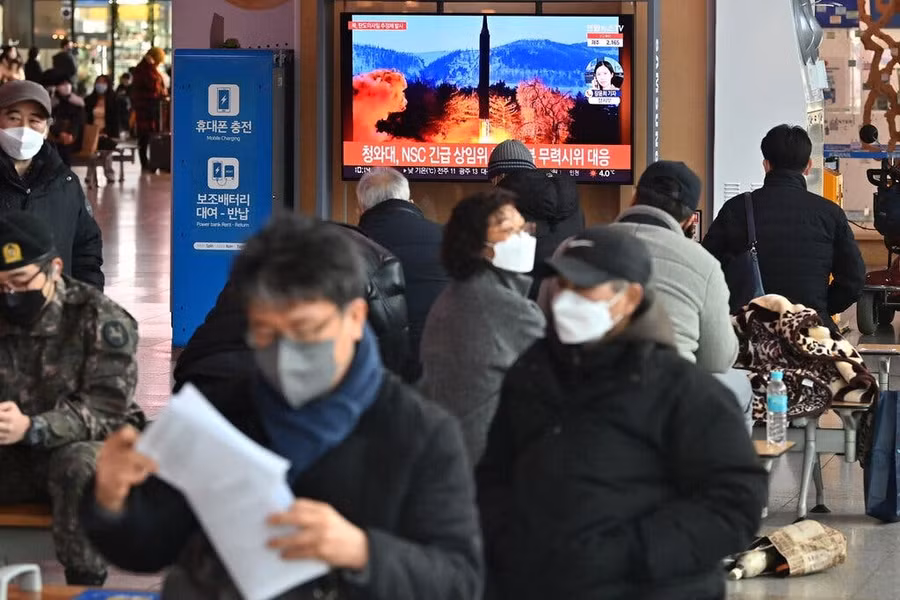 Tin tức ở Seoul về một vụ phóng tên lửa của Triều Tiên vào tuần trước. Ảnh: Jung Yeon-Je/Getty Images.