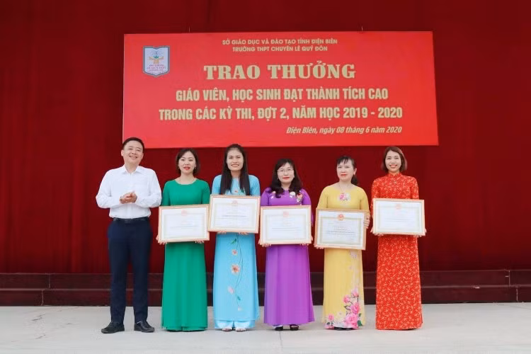 Cô Lê Thúy Hòa (ngoài cùng bên phải) nhận thưởng giáo viên đạt thành tích cao trong các kỳ thi năm học 2019 – 2020.