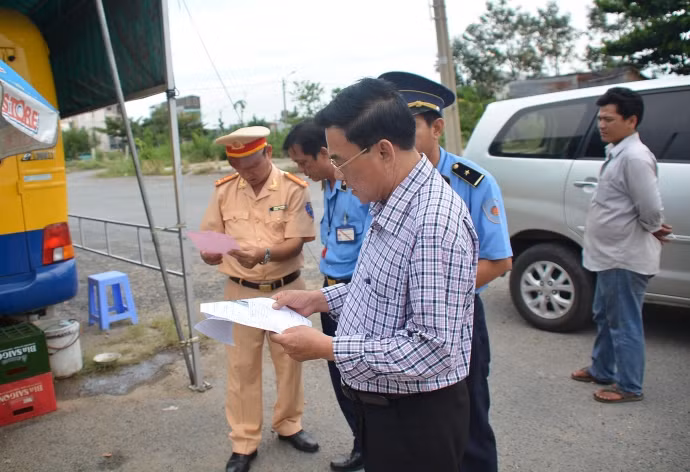 Giám đốc Sở GTVT Vĩnh Long Trần Hoàng Tựu (áo sọc ca rô) trực tiếp đến trạm cân chỉ đạo xử lý xe 3