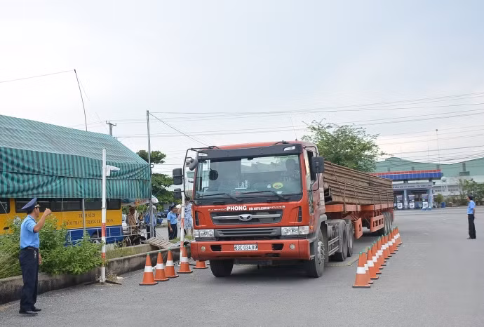 Sau gần 20 tiếng đồng hồ chiếc xe vi phạm mới đưa được xe vi phạm về trạm cân xe 4