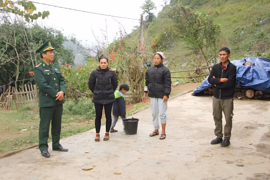 Thiếu tá Nguyễn Bá Dũng, Đồn Biên phòng Cửa khẩu quốc tế Nậm Cắn tuyên truyền phổ biến pháp luật cho người dân bản Khánh Thành, xã Nậm Cắn. Thiếu tá Nguyễn Bá Dũng, Đồn Biên phòng Cửa khẩu quốc tế Nậm Cắn tuyên truyền phổ biến pháp luật cho người dân bản Khánh Thành, xã Nậm Cắn.