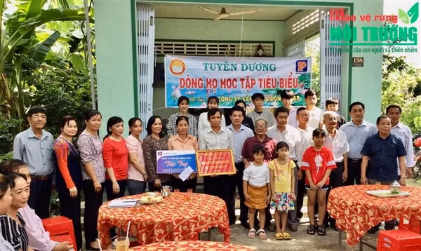 Hội Khuyến học tỉnh Đồng Tháp tuyên dương “Dòng họ học tập tiêu biểu” dòng họ Lê. Ảnh tư liệu