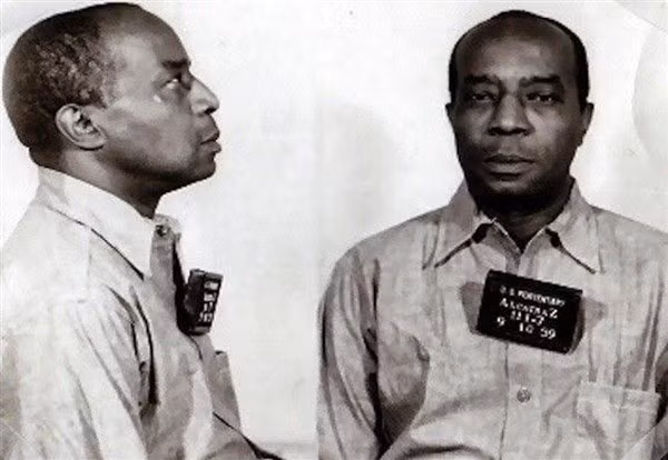 Johnson khi bị bắt vào nhà tù Alcatraz.