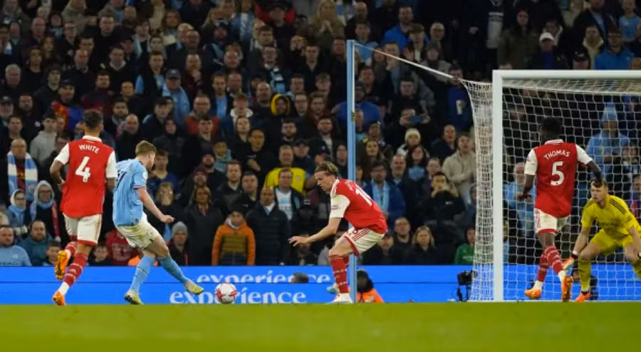 De Bruyne hoàn tất cú đúp bàn thắng và khiến Aaron Ramsdale lần thứ ba phải vào lưới nhặt bóng.