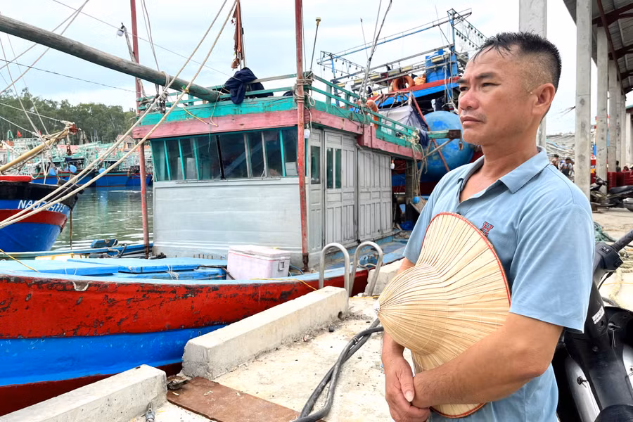 Ngư dân thất thần nhìn con tàu tiền tỉ là kế sinh nhai của gia đình bị cháy rụi.