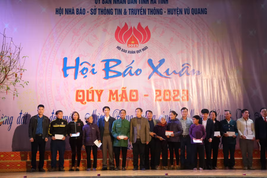 Việc huy động các nguồn lực hỗ trợ dân nghèo mỗi dịp Tết đến Xuân về thường xuyên được những người làm báo chú trọng,