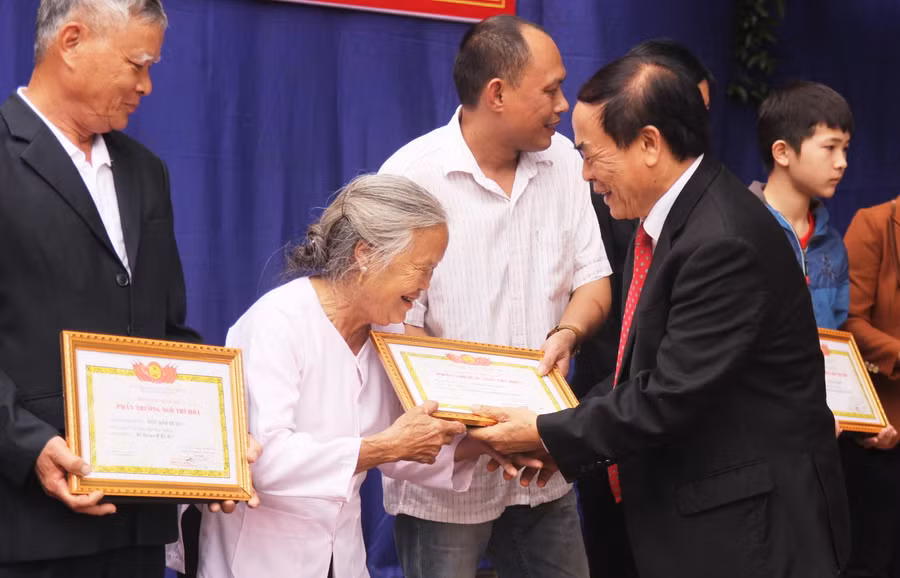 Trao “Phần thưởng Ngô Trí Hòa” cho đại diện gia đình có con cháu học tập tốt của dòng họ Ngô Lý Trai huyện Diễn Châu, Nghệ An.