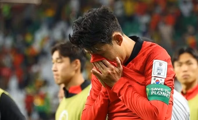 Son Heung-min khóc sau khi Hàn Quốc thua Ghana 2-3. Son Heung-min khóc sau khi Hàn Quốc thua Ghana 2-3.