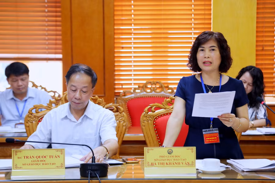 Bà Hà Thị Khánh Vân - Phó trưởng BCĐ thi THPT quốc gia tỉnh Lạng Sơn báo cáo tại buổi làm việc