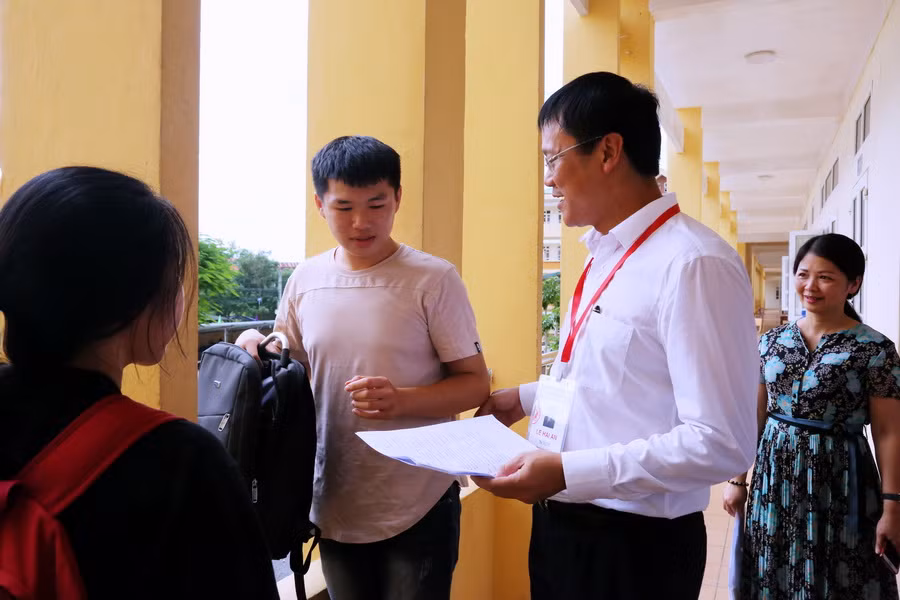 Thứ trưởng Lê Hải An động viên học sinh Trường THPT chuyên Chu Văn An tự tin, thoải mái tâm lý trước kỳ thi để thi đạt kết quả cao nhất