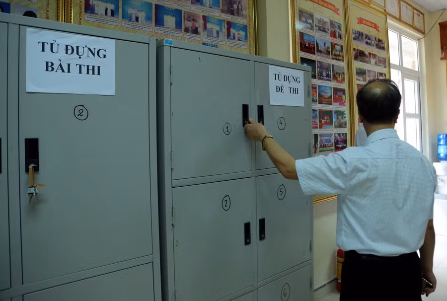 Tại điểm thi Trường THPT Hoàng Văn Thụ đã chuẩn bị hai tủ đựng bài thi. Ảnh Việt Hà Tại điểm thi Trường THPT Hoàng Văn Thụ đã chuẩn bị hai tủ đựng bài thi. Ảnh Việt Hà