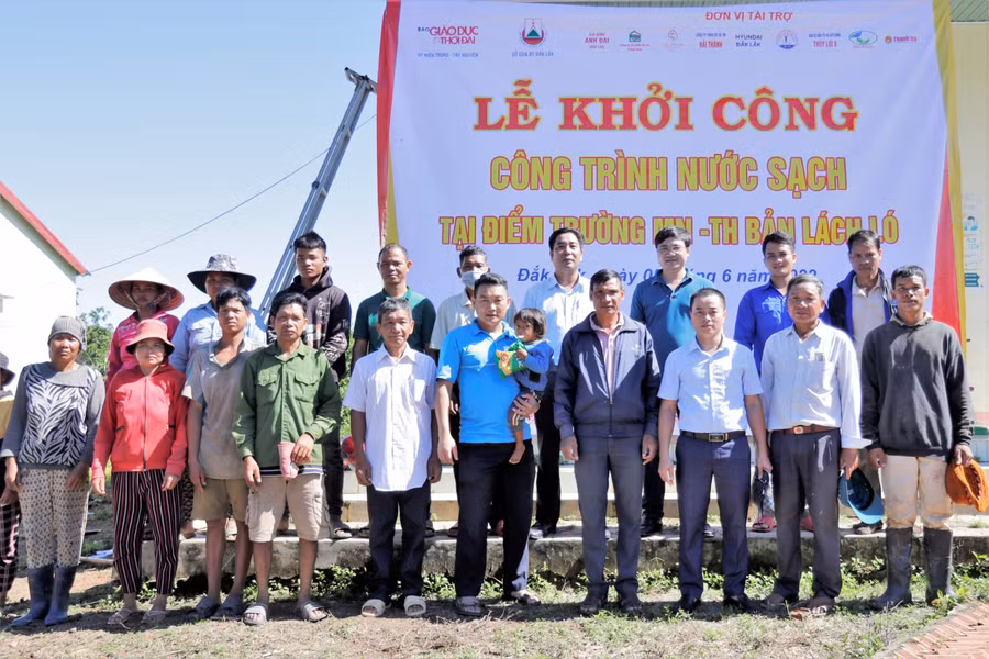 Bà con buôn Lách Ló cùng các cán bộ xã Nam Ka chụp ảnh lưu niệm cùng Đoàn công tác tại Lễ khởi công.