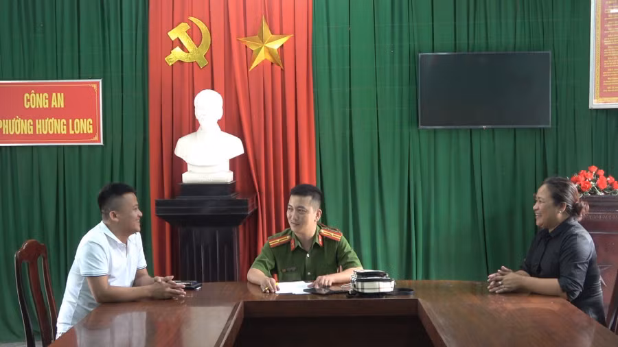 Công an phường Hương Long và chị Nhung trao trả lại tài sản do anh Bắc đã bỏ quên tại quán nước (Ảnh: CACC).
