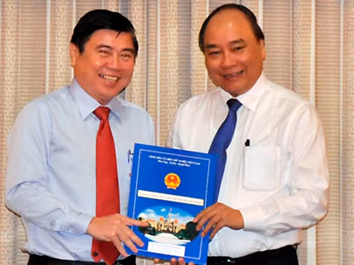 Ông Nguyễn Thành Phong chính thức trở thành Chủ tịch UBND TP HCM sau khi được Thủ tướng phê chuẩn. Ảnh: T.S ong-nguyen-thanh-phong-nhan-quyet-dinh-lam-chu-tich-ubnd-tp-hcm