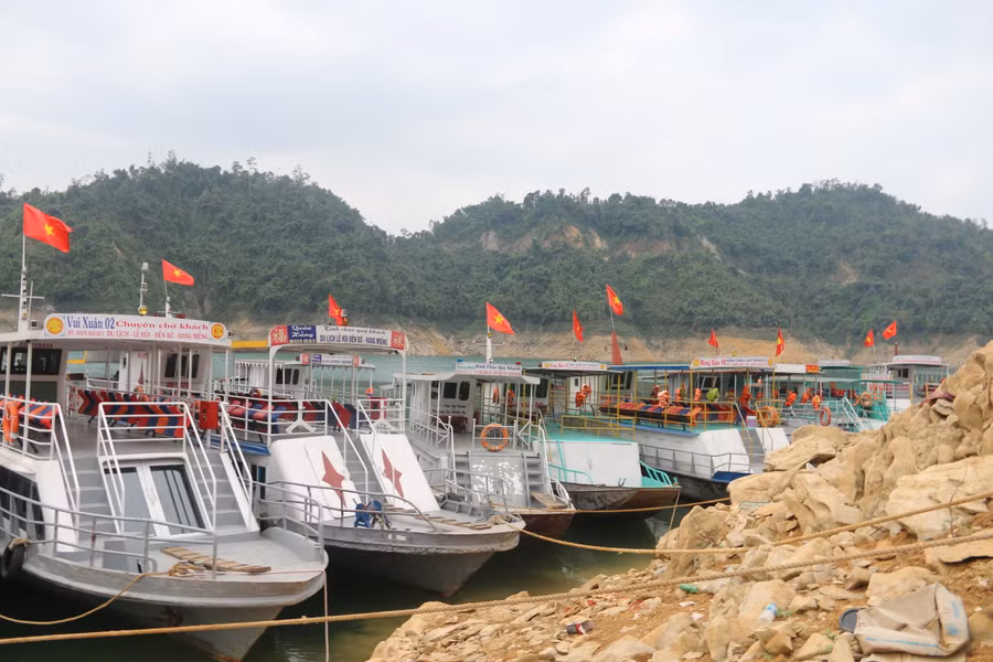 Cơ quan chức năng đã kiểm tra, xử phạt gần 170 tàu, thuyền chở khách không đảm bảo điều kiện về đăng ký, đăng kiểm.