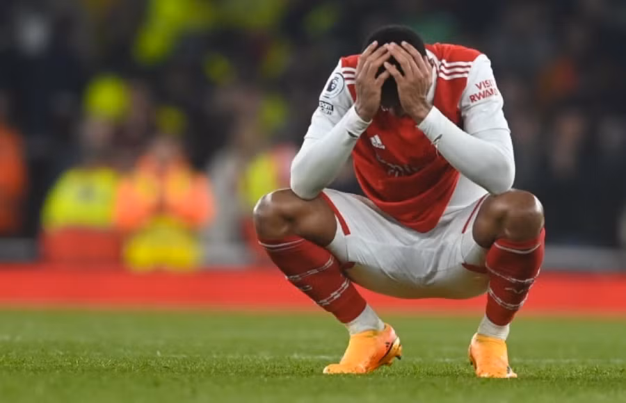 Gabriel Magalhaes không giấu được sự tuyệt vọng khi Arsenal bị đội cuối bảng cầm hoà ngay tại Emirates. Gabriel Magalhaes không giấu được sự tuyệt vọng khi Arsenal bị đội cuối bảng cầm hoà ngay tại Emirates.