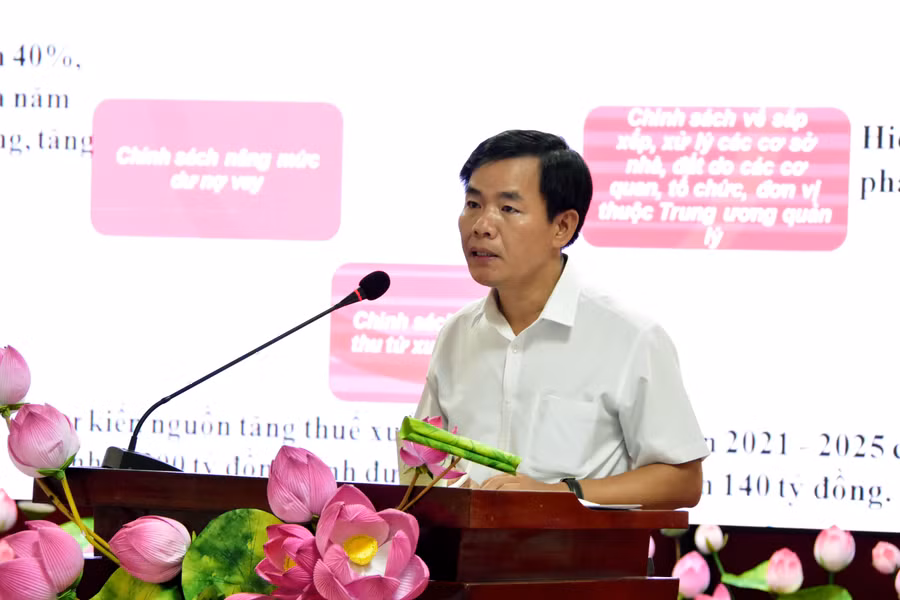Chủ tịch UBND tỉnh Thừa Thiên - Huế Nguyễn Văn Phương báo cáo những kết quả đạt được của địa phương tại buổi làm việc.