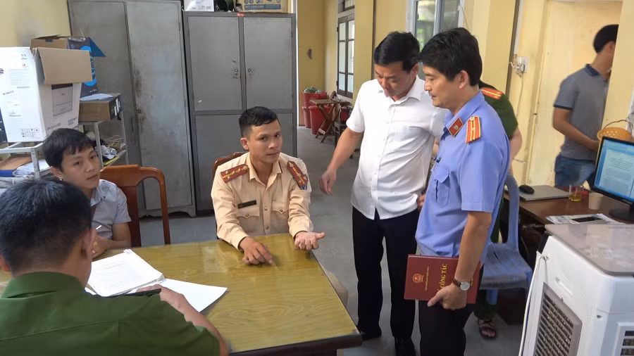 Lực lượng chức năng đã củng cố hồ sơ để xử lý nghiêm nhóm thiếu niên theo quy định pháp luật. (Ảnh: CACC). Lực lượng chức năng đã củng cố hồ sơ để xử lý nghiêm nhóm thiếu niên theo quy định pháp luật. (Ảnh: CACC).