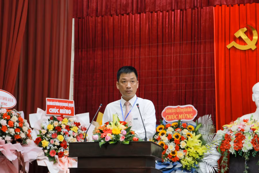 Ông Lê Văn Tường Lân - Phó Chủ tịch Công đoàn Trường ĐH Khoa học Huế báo cáo tổng kết hoạt động Công đoàn nhiệm kỳ 2017 – 2023 và phương hướng hoạt động nhiệm kỳ 2023 – 2028.