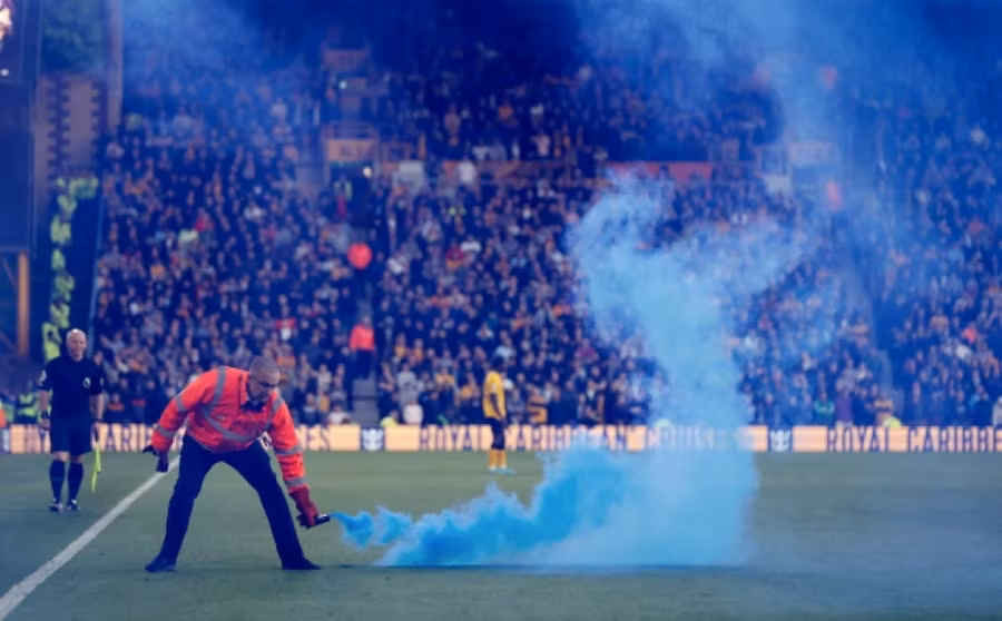 Cổ động viên Man City ném pháo khói xuống sân khi Bruyne ghi hat-trick.