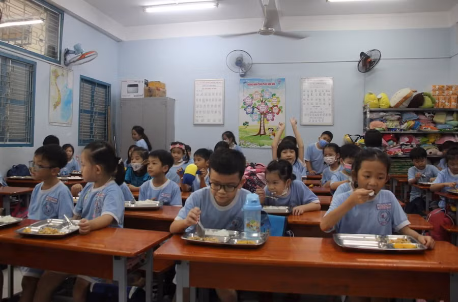 Bữa ăn bán trú của học sinh Trường Tiểu học Nguyễn Thị Minh Khai (quận Gò Vấp). Ảnh: Hồ Phúc. Bữa ăn bán trú của học sinh Trường Tiểu học Nguyễn Thị Minh Khai (quận Gò Vấp). Ảnh: Hồ Phúc.