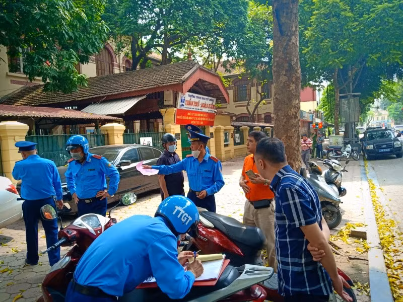 Lực lượng Thanh tra giao thông ra quân xử lý xe vi phạm.