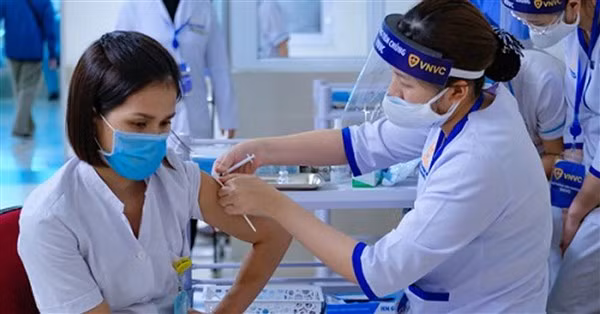 Nhiều người đã tham gia tiêm vắc-xin phòng Covid-19 đợt đầu.