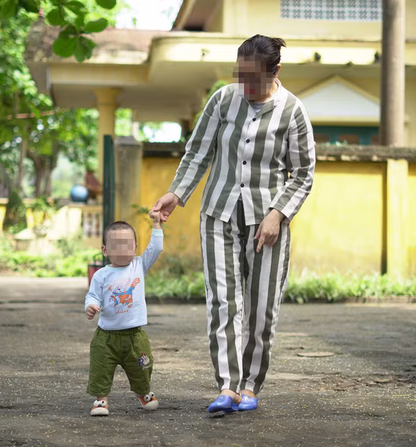 Mẹ con Bon trong trại giam Quyết Tiến.
