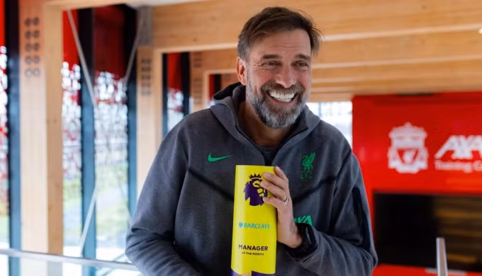Klopp tươi cười khi nhận giải HLV hay nhất tháng 1/2024. Klopp tươi cười khi nhận giải HLV hay nhất tháng 1/2024.