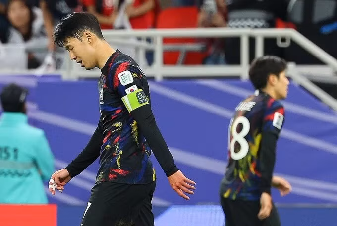 Son Heung-min đeo băng quấn khớp ngón tay do bị đàn em Lee Kang-in (phải) ‘tác động vật lý’ trước trận Hàn Quốc thua Jordan 0-2 ở bán kết Asian Cup 2023.