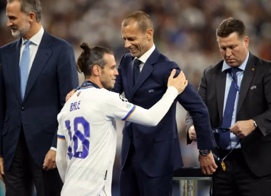 Bale tỏ ra thân mật với chủ tịch UEFA Aleksander Ceferin sau khi Real Madrid giành cúp.