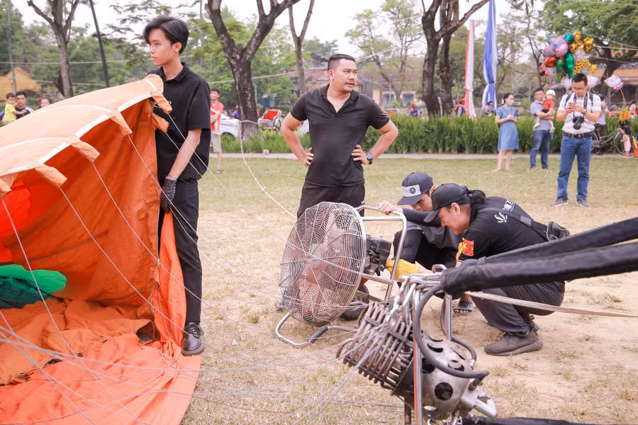 Các nhân viên chuẩn bị máy móc, dụng cụ để bơm khinh khí cầu.